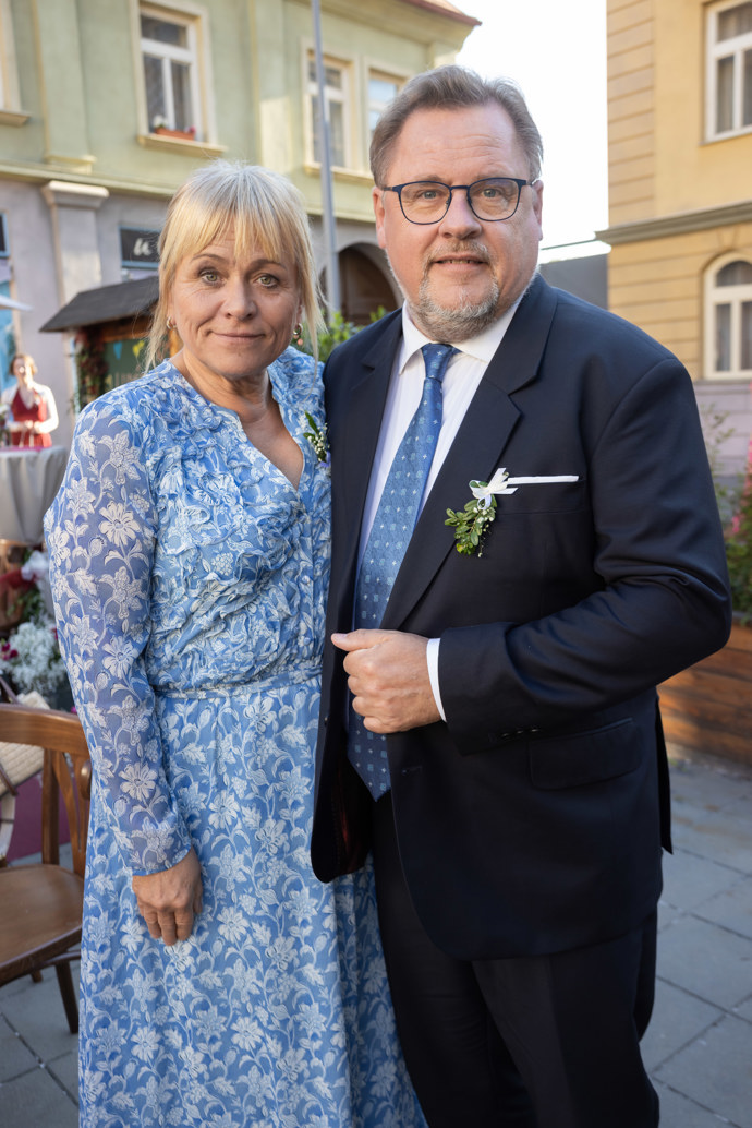 Nekonečný seriál Ulice sleduje dramatické osudy několika spřátelených rodin žijících v sousedství
Nekonečný seriál Ulice sleduje dramatické osudy několika spřátelených rodin žijících v sousedství