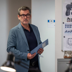 Radim Fiala se v roli plukovníka Mikeše začne objevovat v nekonečném seriálu Ulice, který sleduje dramatické osudy několika spřátelených rodin, žijících v sousedství
Radim Fiala se v roli plukovníka Mikeše začne objevovat v nekonečném seriálu Ulice, který sleduje dramatické osudy několika spřátelených rodin, žijících v sousedství