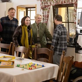 Nekonečný seriál Ulice sleduje dramatické osudy několika rodin žijících v sousedství
Nekonečný seriál Ulice sleduje dramatické osudy několika rodin žijících v sousedství