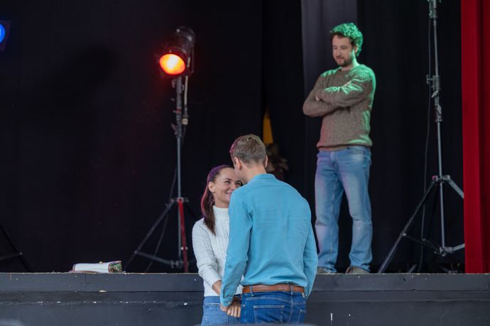 Nekonečný seriál Ulice sleduje dramatické osudy několika rodin žijících v sousedství
