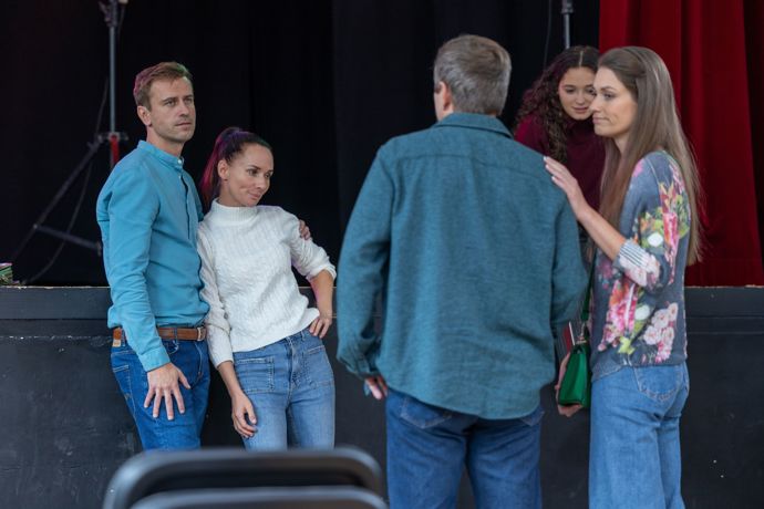 Nekonečný seriál Ulice sleduje dramatické osudy několika rodin žijících v sousedství
