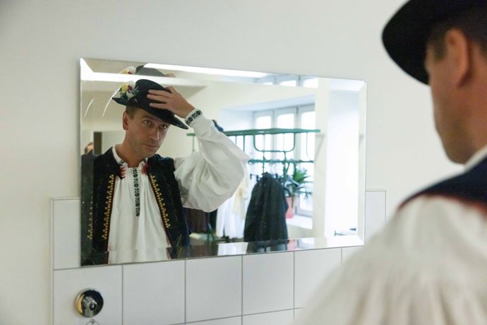 Nekonečný seriál Ulice sleduje dramatické osudy několika rodin žijících v sousedství
