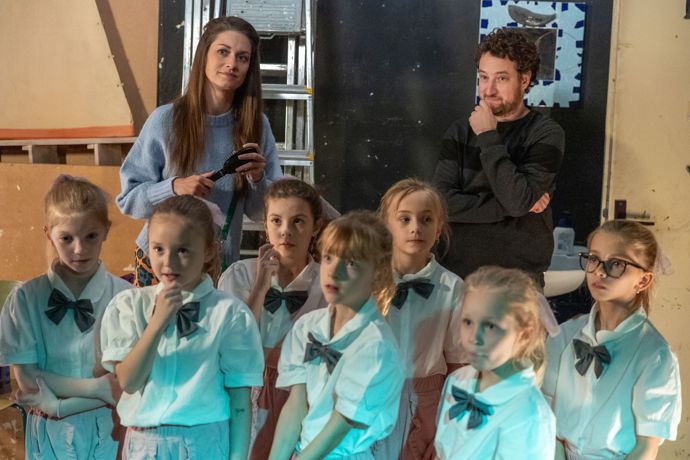 Nekonečný seriál Ulice sleduje dramatické osudy několika rodin žijících v sousedství
