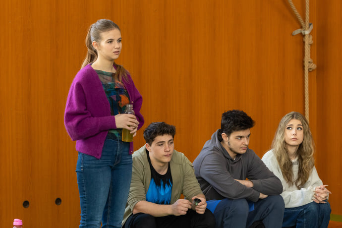 Nekonečný seriál Ulice sleduje dramatické osudy několika rodin žijících v sousedství
