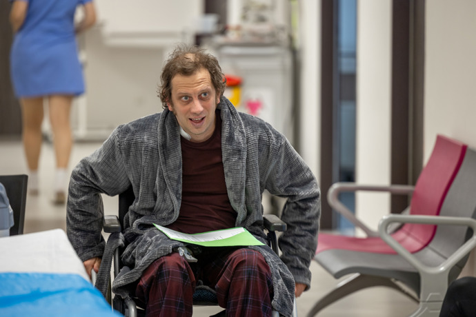 Nekonečný seriál Ulice sleduje dramatické osudy několika rodin žijících v sousedství
