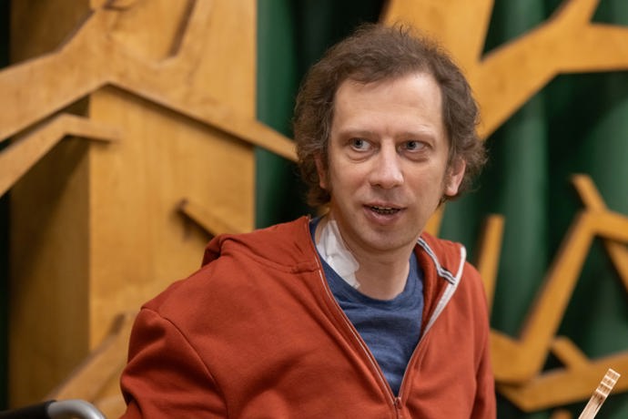 Nekonečný seriál Ulice sleduje dramatické osudy několika rodin žijících v sousedství
