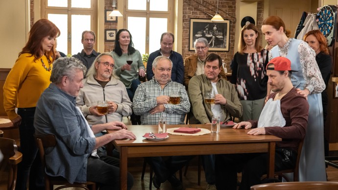 Nekonečný seriál Ulice sleduje dramatické osudy několika rodin žijících v sousedství
