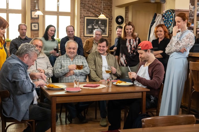 Nekonečný seriál Ulice sleduje dramatické osudy několika rodin žijících v sousedství

