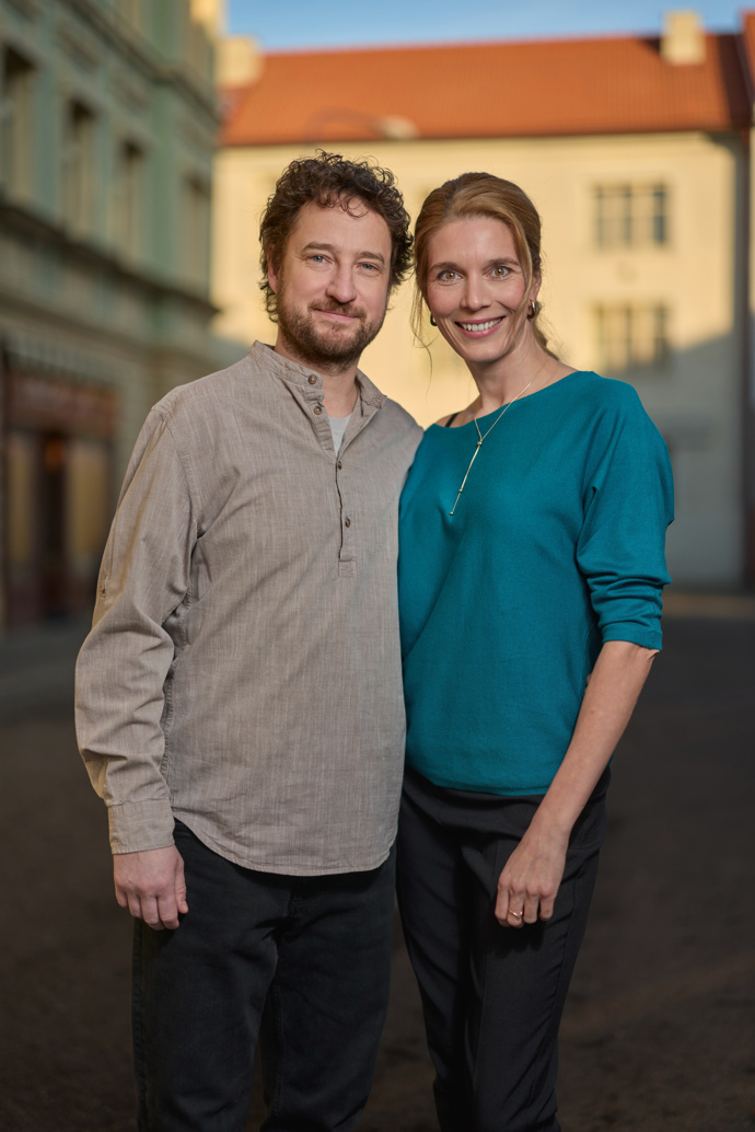 Nekonečný seriál Ulice sleduje dramatické osudy několika rodin žijících v sousedství
