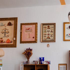 Právě proto se v takovém interiéru objevují knihy ve vrstvách, rámy různých velikostí, keramika z cest, bazarové úlovky nebo drobnosti, které by v minimalistickém bytě působily navíc. 
