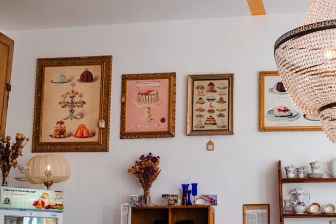 Právě proto se v takovém interiéru objevují knihy ve vrstvách, rámy různých velikostí, keramika z cest, bazarové úlovky nebo drobnosti, které by v minimalistickém bytě působily navíc. 
