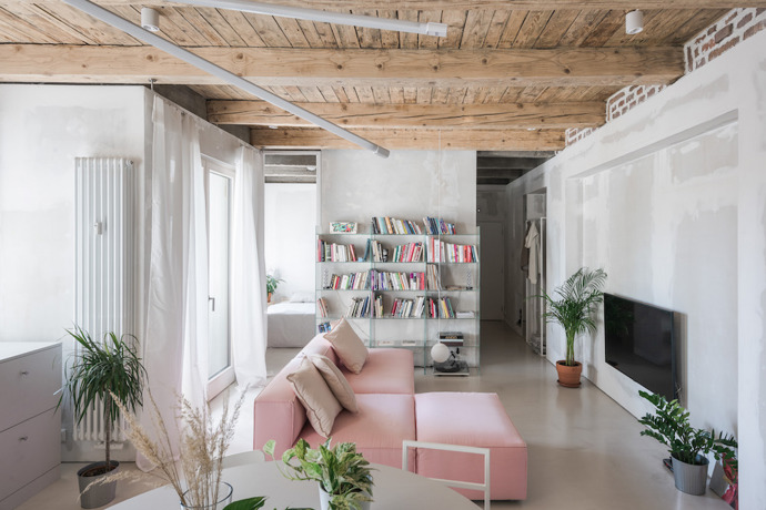 Slovenští architekti ze studia Kilo/Honč nás pozvali na návštěvu bytu ze 30. let, kde se pokusili mladé rodině vytvořit takový prostor, která by vypovídal o jejich individualitě a jeho návštěva byla pro každého zážitkem.
Slovenští architekti ze studia Kilo/Honč nás pozvali na návštěvu bytu ze 30. let, kde se pokusili mladé rodině vytvořit takový prostor, která by vypovídal o jejich individualitě a jeho návštěva byla pro každého zážitkem.