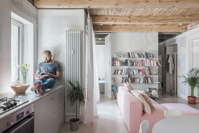 Slovenští architekti ze studia Kilo/Honč nás pozvali na návštěvu bytu ze 30. let, kde se pokusili mladé rodině vytvořit takový prostor, která by vypovídal o jejich individualitě a jeho návštěva byla pro každého zážitkem.
Slovenští architekti ze studia Kilo/Honč nás pozvali na návštěvu bytu ze 30. let, kde se pokusili mladé rodině vytvořit takový prostor, která by vypovídal o jejich individualitě a jeho návštěva byla pro každého zážitkem.