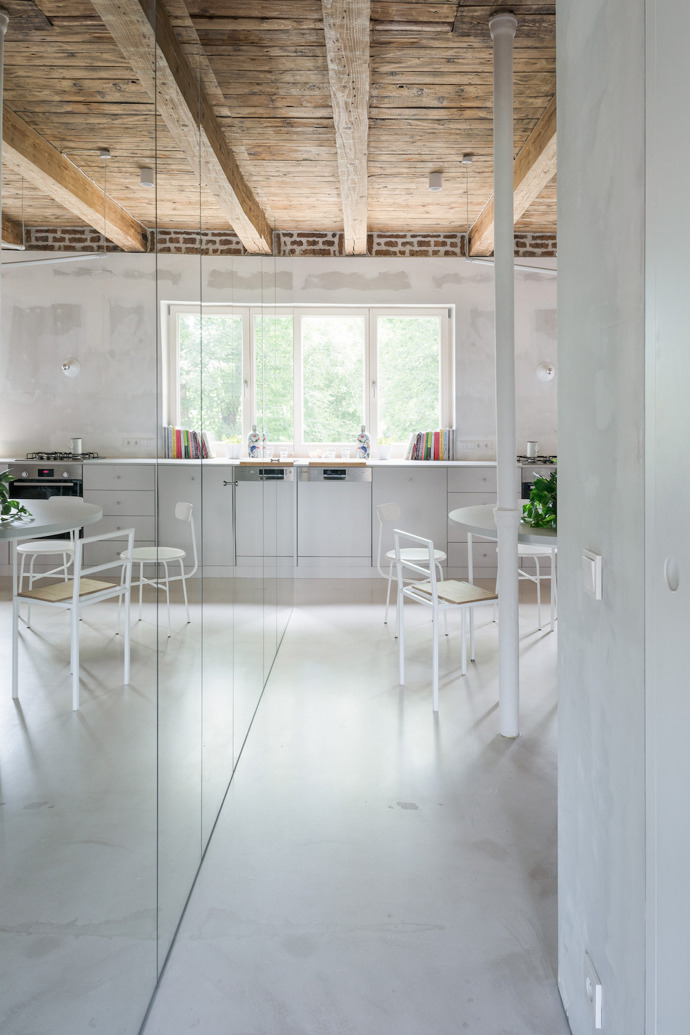 Slovenští architekti ze studia Kilo/Honč nás pozvali na návštěvu bytu ze 30. let, kde se pokusili mladé rodině vytvořit takový prostor, která by vypovídal o jejich individualitě a jeho návštěva byla pro každého zážitkem.
Slovenští architekti ze studia Kilo/Honč nás pozvali na návštěvu bytu ze 30. let, kde se pokusili mladé rodině vytvořit takový prostor, která by vypovídal o jejich individualitě a jeho návštěva byla pro každého zážitkem.