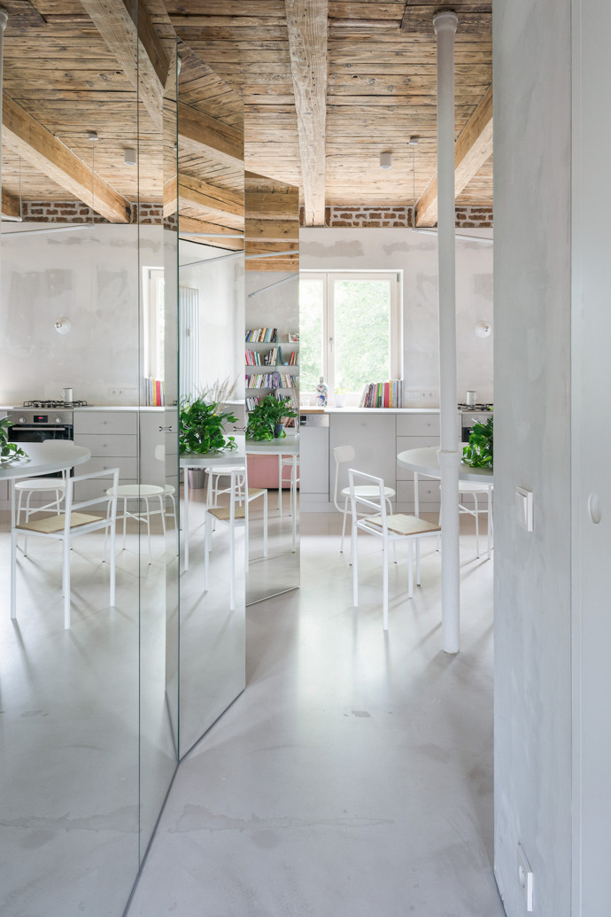 Slovenští architekti ze studia Kilo/Honč nás pozvali na návštěvu bytu ze 30. let, kde se pokusili mladé rodině vytvořit takový prostor, která by vypovídal o jejich individualitě a jeho návštěva byla pro každého zážitkem.
Slovenští architekti ze studia Kilo/Honč nás pozvali na návštěvu bytu ze 30. let, kde se pokusili mladé rodině vytvořit takový prostor, která by vypovídal o jejich individualitě a jeho návštěva byla pro každého zážitkem.