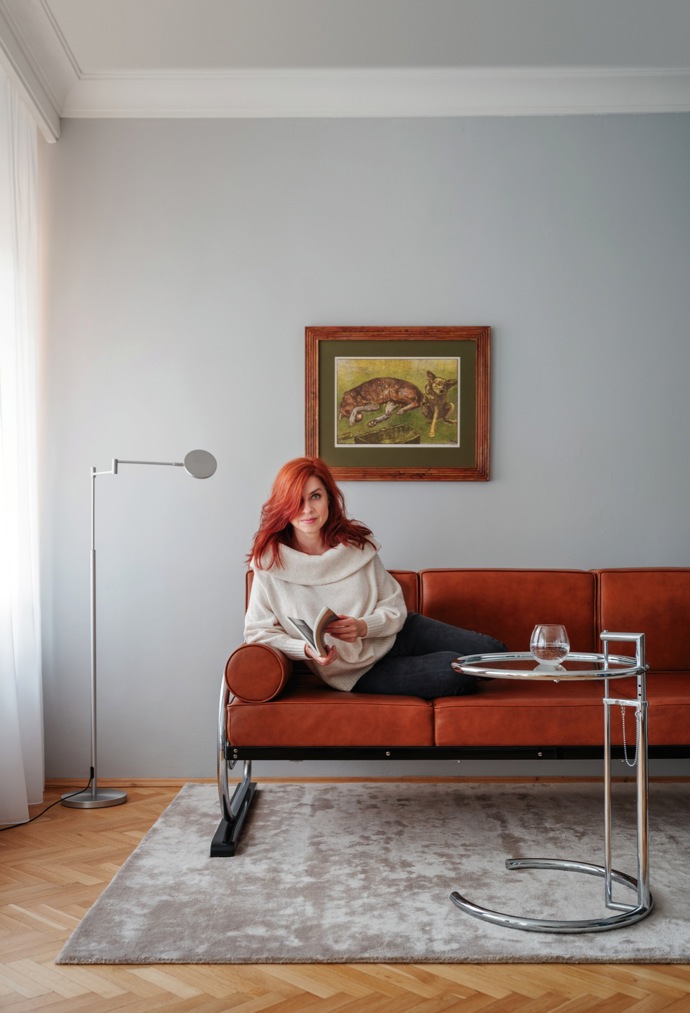 V Evě se spojuje designérský um a láska k umění. Její byt je galerií funkcionalistického nábytku a jedinečných uměleckých kousků, které prostor povyšují na oázu klidu a stylu. Zjistěte, jak dokázala propojit eleganci minulosti s moderním komfortem.
