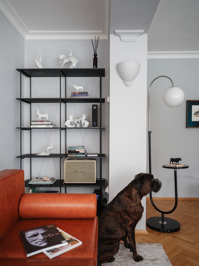 V Evě se spojuje designérský um a láska k umění. Její byt je galerií funkcionalistického nábytku a jedinečných uměleckých kousků, které prostor povyšují na oázu klidu a stylu. Zjistěte, jak dokázala propojit eleganci minulosti s moderním komfortem.
