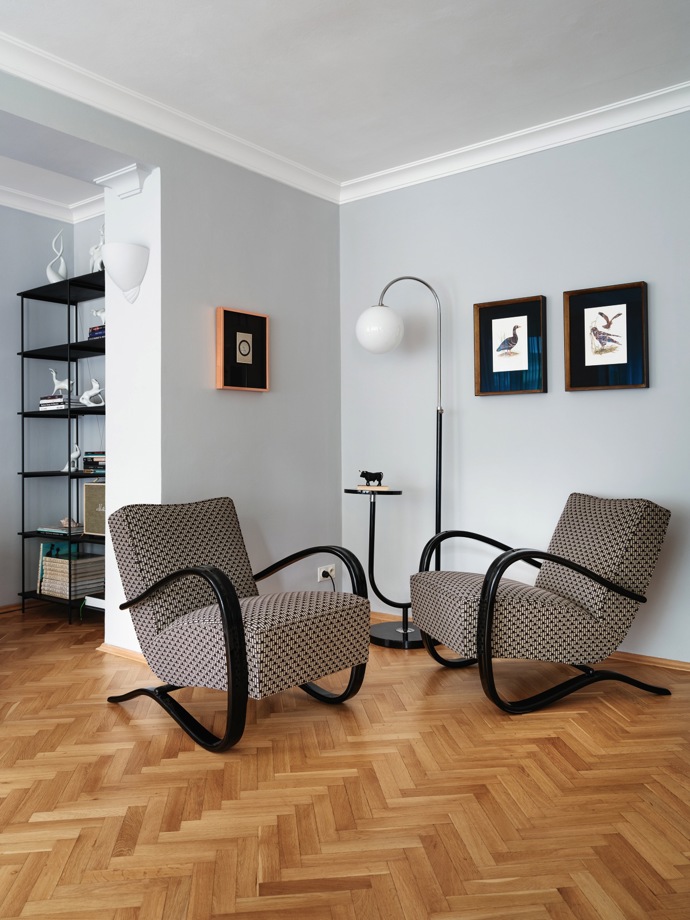 V Evě se spojuje designérský um a láska k umění. Její byt je galerií funkcionalistického nábytku a jedinečných uměleckých kousků, které prostor povyšují na oázu klidu a stylu. Zjistěte, jak dokázala propojit eleganci minulosti s moderním komfortem.
