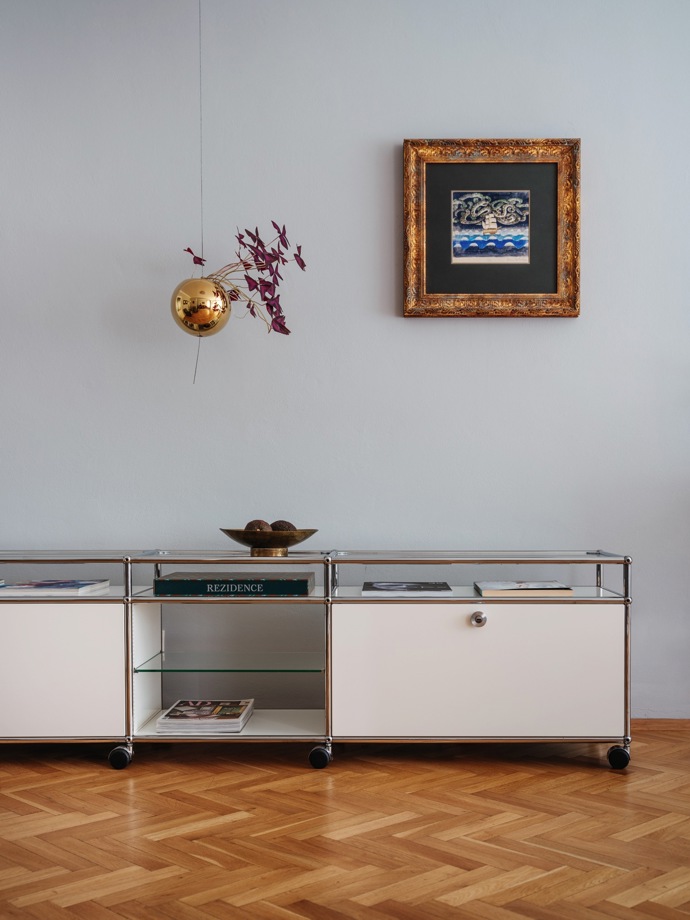 V Evě se spojuje designérský um a láska k umění. Její byt je galerií funkcionalistického nábytku a jedinečných uměleckých kousků, které prostor povyšují na oázu klidu a stylu. Zjistěte, jak dokázala propojit eleganci minulosti s moderním komfortem.
