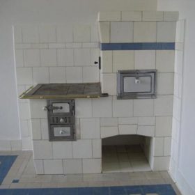 Jedinečnost vily spočívá mimo jiné i v tom, že jde pravděpodobně o jediný rodinný dům v kubistickém stylu, který patří do venkovského prostředí. Postaven byl v letech 1912–1914 pro velkostatkáře Adolfa Bauera podle návrhu významného architekta Josefa Gočára.
Jedinečnost vily spočívá mimo jiné i v tom, že jde pravděpodobně o jediný rodinný dům v kubistickém stylu, který patří do venkovského prostředí. Postaven byl v letech 1912–1914 pro velkostatkáře Adolfa Bauera podle návrhu významného architekta Josefa Gočára.