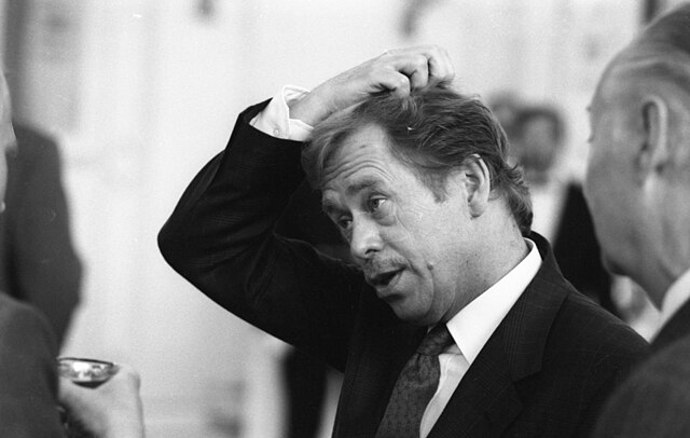 Václav Havel patřil k nejvýraznějším tvářím Charty 77 a stal se symbolem odporu proti režimu. Za své postoje byl opakovaně vězněn a sledován.

