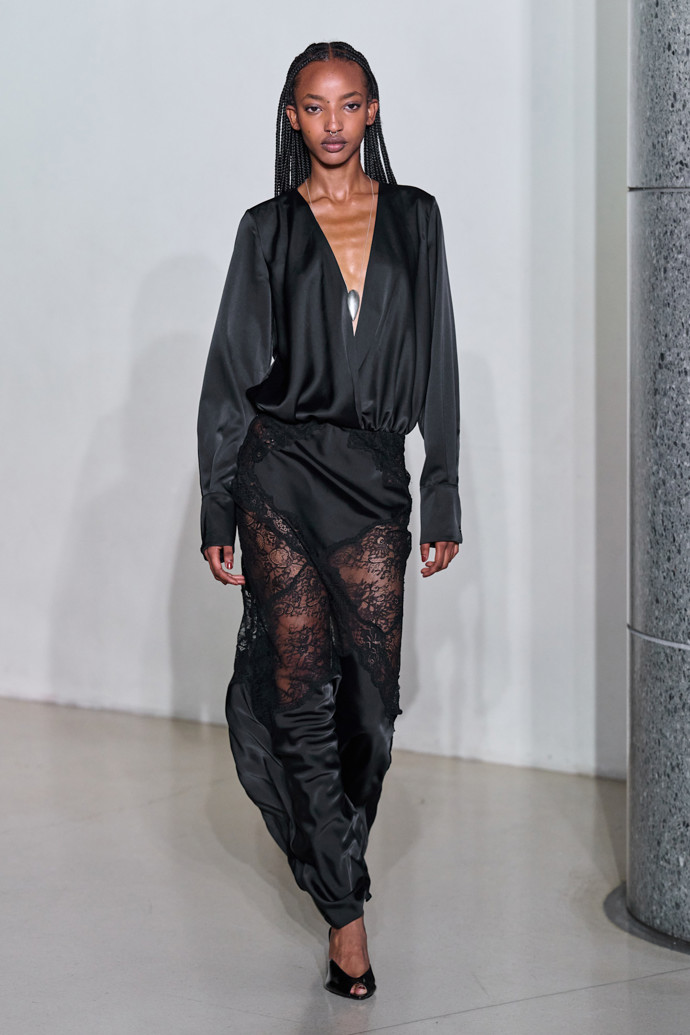 Značka Vaillant vsadila na celočerný look s krajkou
