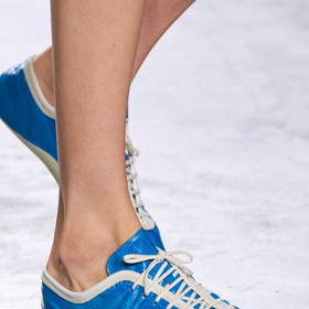 Bazénově modré skinny sneakers od Dries Van Noten
