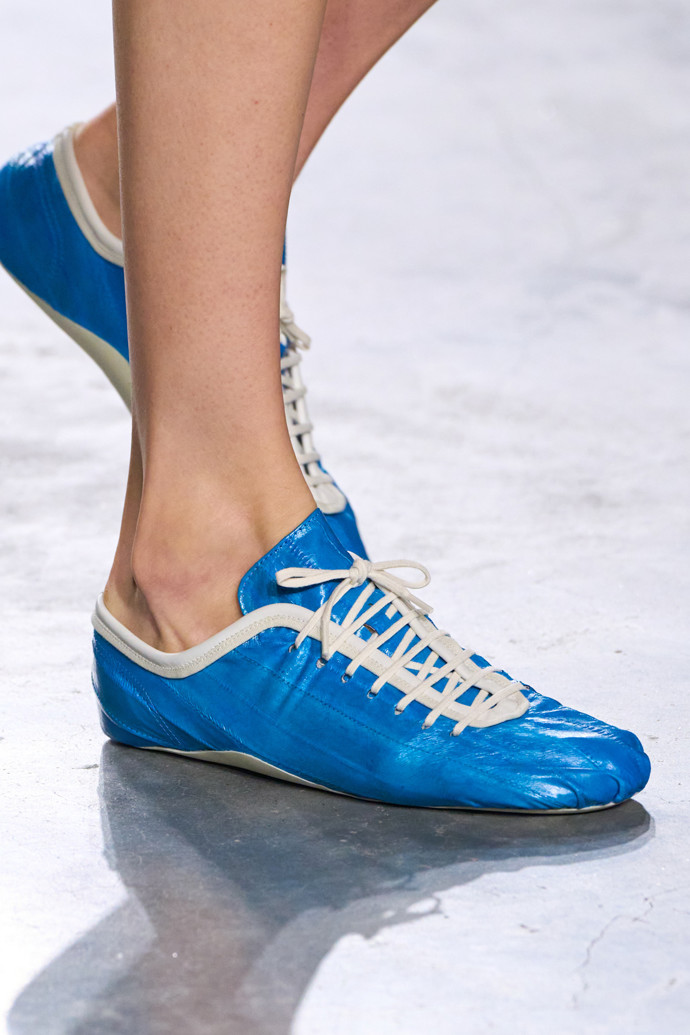 Bazénově modré skinny sneakers od Dries Van Noten
