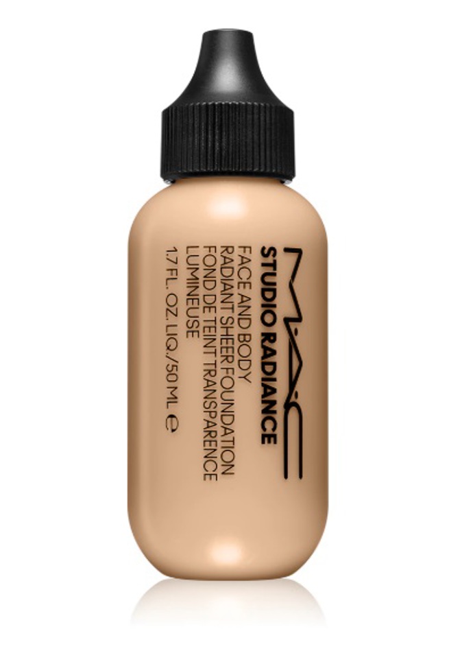 Lehký make-up na obličej a tělo, MAC Cosmetics, 1 002 Kč
