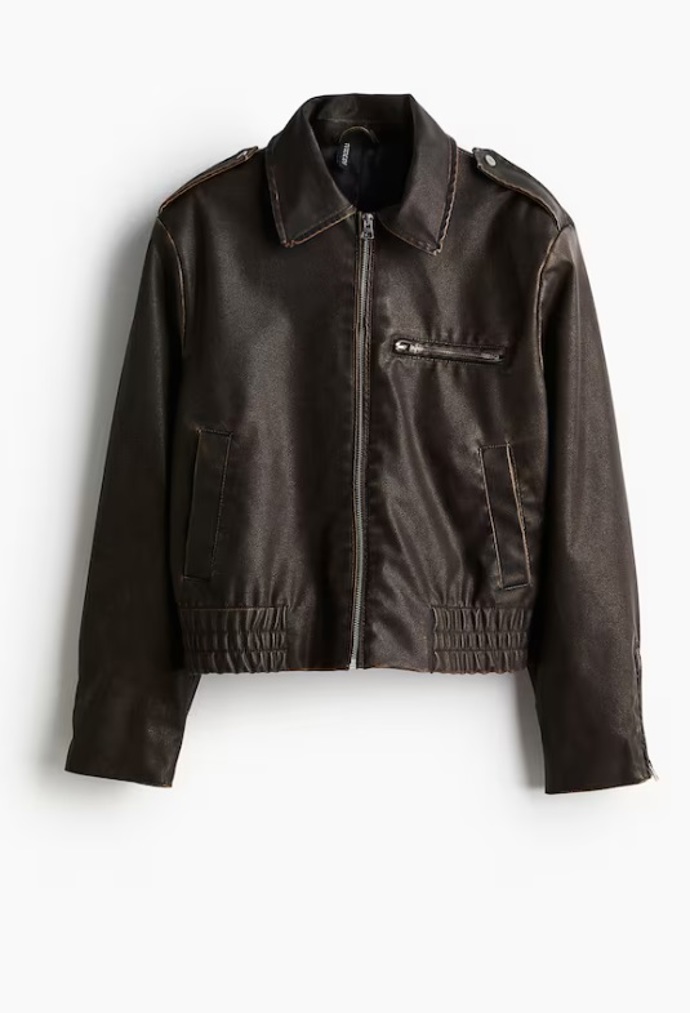 Bunda s ramenními vycpávkami, patinovaný vzhled, H&M, 1 199 Kč
