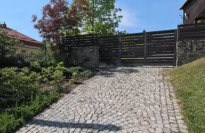 Tady se nacházel Bohoušův dům.
Tady se nacházel Bohoušův dům.