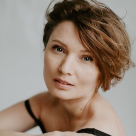 Soft bob sahá přibližně k čelisti a vyniká jemným sestříháním a ležérním stylingem.
Soft bob sahá přibližně k čelisti a vyniká jemným sestříháním a ležérním stylingem.