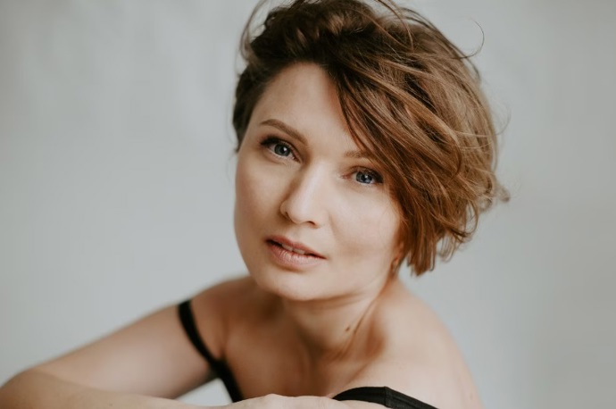 Soft bob sahá přibližně k čelisti a vyniká jemným sestříháním a ležérním stylingem. 

