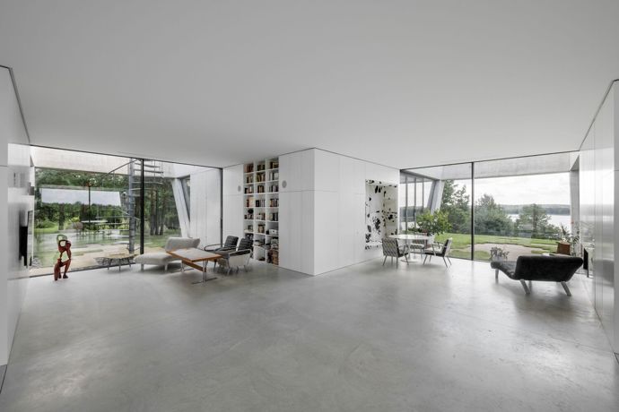 Architekti YCL studio navrhli obvodové stěny s mírným sklonem směrem vzhůru. Připomínají kalich nebo otevřený květ, čímž vnášejí rytmus a lehkost. 

