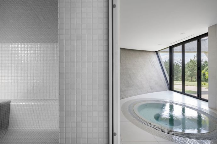 Ve vile nechybí ani wellness zóna s vířivkou.
