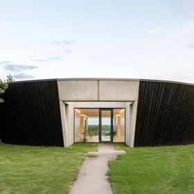 Na břehu litevského jezera v okrese Trakai stojí vila, která byla pro architekty ze studia YCL skutečnou výzvou. 
