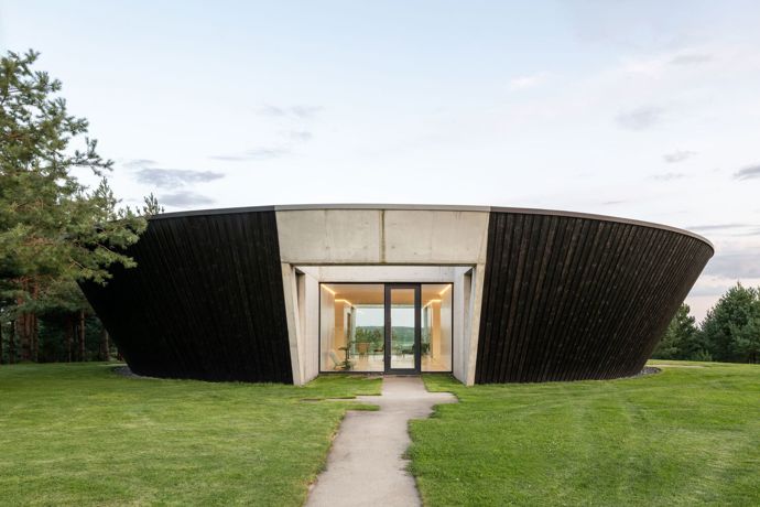 Na břehu litevského jezera v okrese Trakai stojí vila, která byla pro architekty ze studia YCL skutečnou výzvou. 
