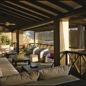 Vily na útesu ostrova Antigua projektovalo interiérové designové studio Armani Casa. 
