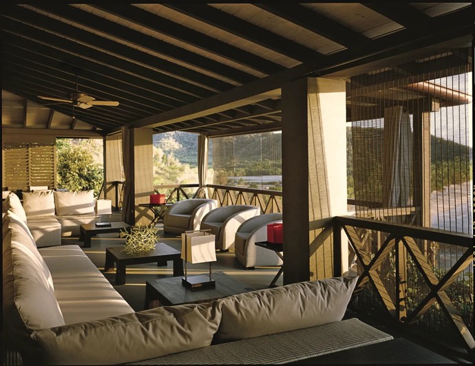 Vily na útesu ostrova Antigua projektovalo interiérové designové studio Armani Casa. 
