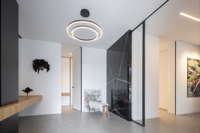 Interiér domu je symbiózou minimalistického designu a funkčnosti Interiér domu je symbiózou minimalistického designu a funkčnosti