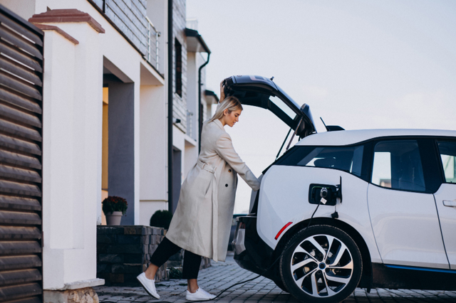 Vybíráte první elektromobil? Poradíme vám, jak nešlápnout vedle a vybrat ten pravý Vybíráte první elektromobil? Poradíme vám, jak nešlápnout vedle a vybrat ten pravý