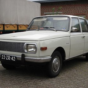 Německý dvoutakt, který učil řidiče milovat volnost a tolerovat nedokonalosti. Pro mnohé vůně mládí, hluk motoru a první opravdové cesty.
