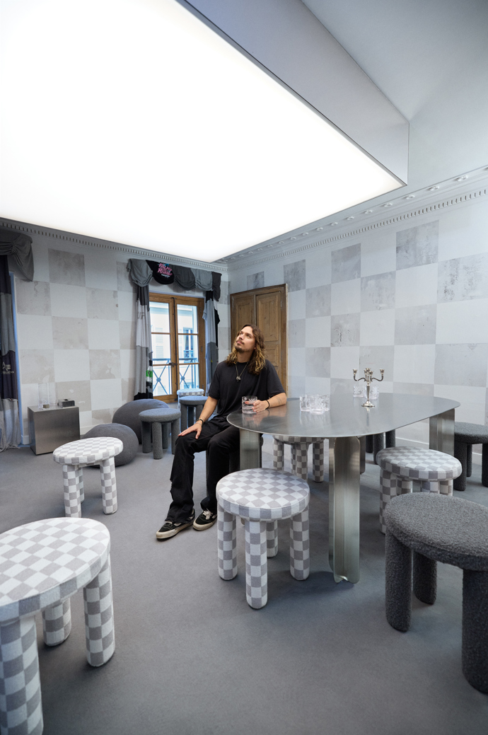 Zakladatel Crosby Studios, umělec a vizionář, mění způsob, jak vnímáme věci kolem sebe, a jak v nich znovu objevujeme krásu, kterou jsme možná vidět přestali.
