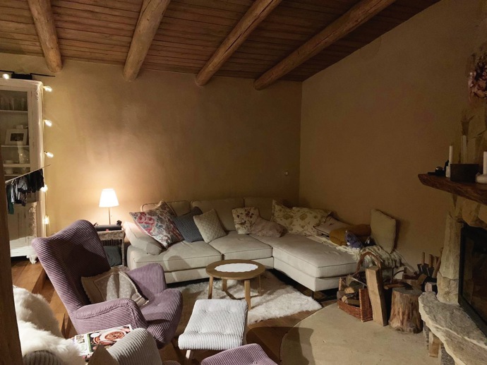  O útulno se kromě koček starají další chlupaté doplňky a doteky vintage.
