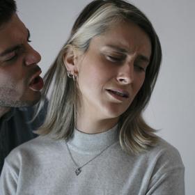 Paní Eva má manžela a vše, co si všichni ostatní kamarádky jen přejí. Manžel dobře vydělává, stará se o rodinu, je to opravdu vzorný manžel. Pozorný, udělal by pro rodinu vše. Ovšem jen navenek.
