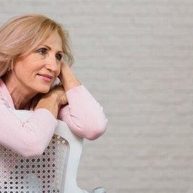 Ne každá žena si po 50 může dovolit dlouhé vlasy. Pokud se v nich ale cítíte dobře, nedbejte na rady expertů.
