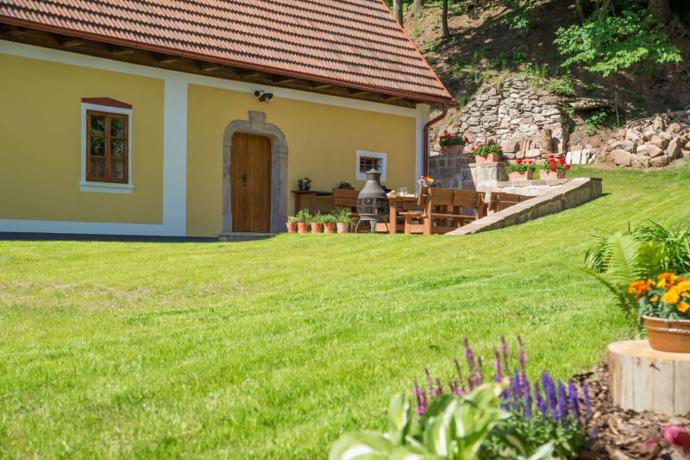 Ať už přijedete v létě nebo v zimě, je zde vždy co objevovat od cyklostezek přes Adršpašsko‑teplické skály až po místní barokní kostely a kláštery, které dotvářejí kulturní bohatství Broumovska.
