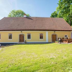 Melchior Häusler není pouhý dům. Je to klasicistní statek stojící už více než 160 let, který prošel rekonstrukcí s péčí a respektem k jeho původní podobě. 
