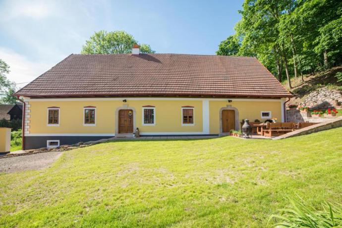 Melchior Häusler není pouhý dům. Je to klasicistní statek stojící už více než 160 let, který prošel rekonstrukcí s péčí a respektem k jeho původní podobě. 
