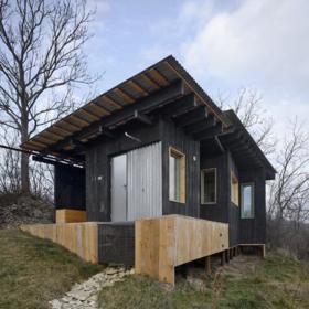 Unikátní místo Veritas Beyond Glamping spojuje moderní design a krásy přírody. Kouzelné stavby najdete v malebné krajině Litoměřicka, kde si můžete užít luxusní ubytování s důrazem na detaily a komfort.
Unikátní místo Veritas Beyond Glamping spojuje moderní design a krásy přírody. Kouzelné stavby najdete v malebné krajině Litoměřicka, kde si můžete užít luxusní ubytování s důrazem na detaily a komfort.